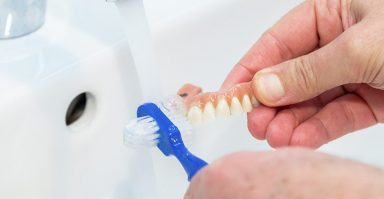 Policlínica Dental Stoma – Cómo Limpiar Tu Dentadura Postiza Paso A Paso