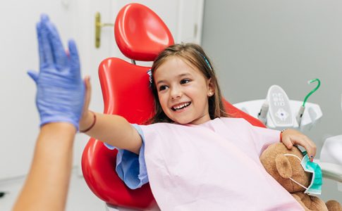 Niña en dentista infantil