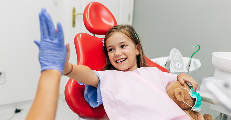 Niña en dentista infantil